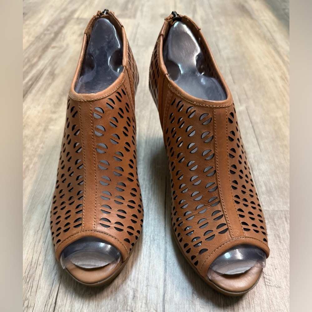 Women's Bella-Vita Tan Leather Peep-Toe Shooties